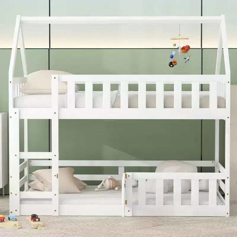 Letto a castello a forma di casetta con recinzione, porta e scala, con due letti singoli sovrapposti