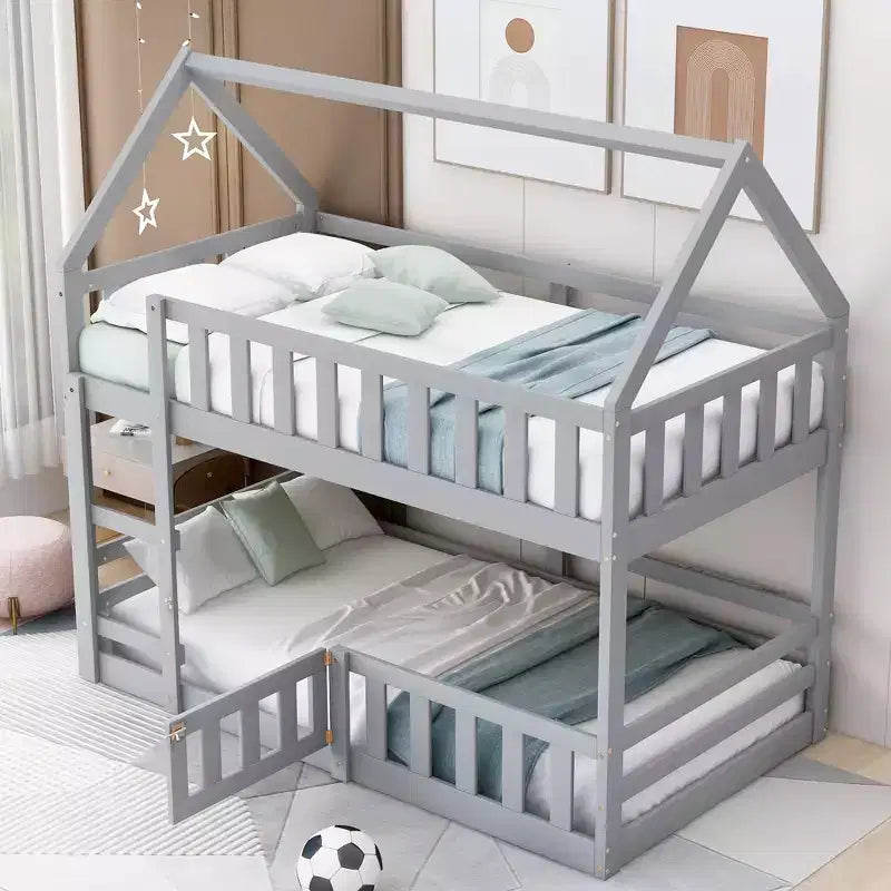 Letto a castello a forma di casetta con recinzione, porta e scala, con due letti singoli sovrapposti