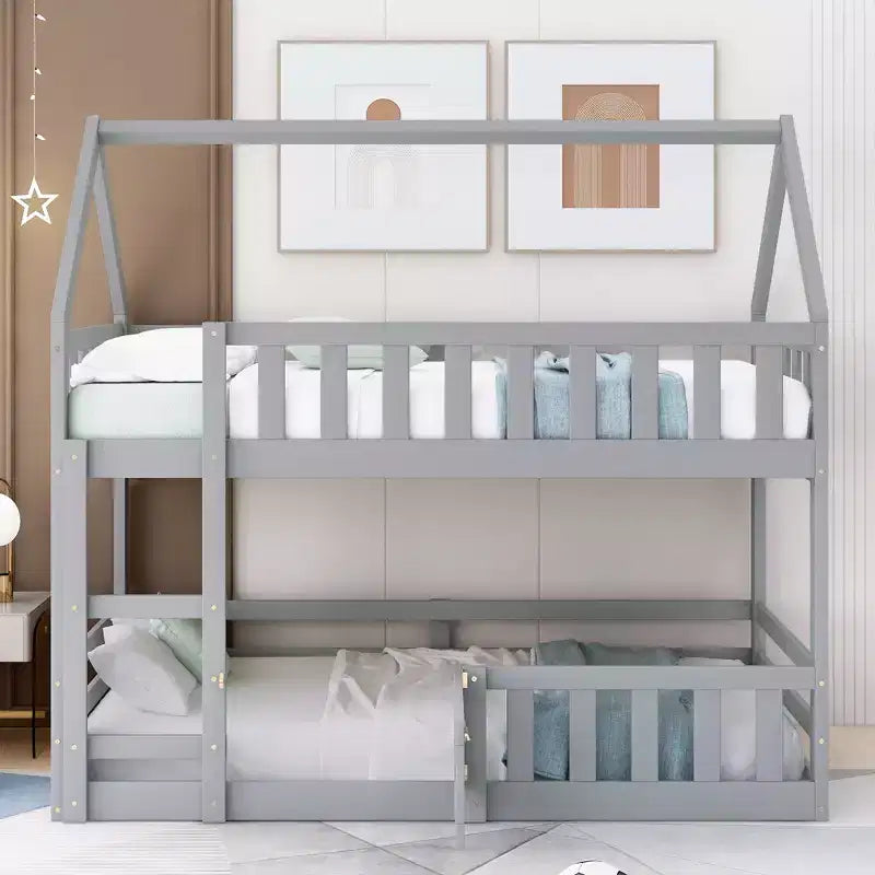 Letto a castello a forma di casetta con recinzione, porta e scala, con due letti singoli sovrapposti