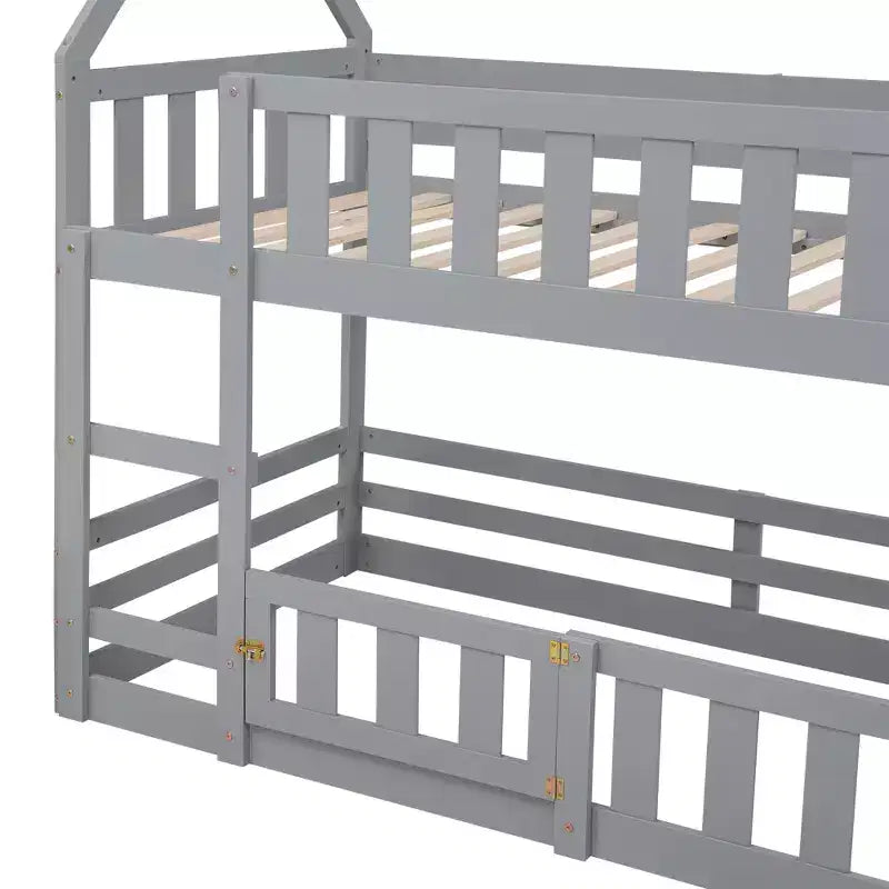 Letto a castello a forma di casetta con recinzione, porta e scala, con due letti singoli sovrapposti