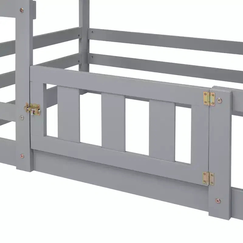 Letto a castello a forma di casetta con recinzione, porta e scala, con due letti singoli sovrapposti