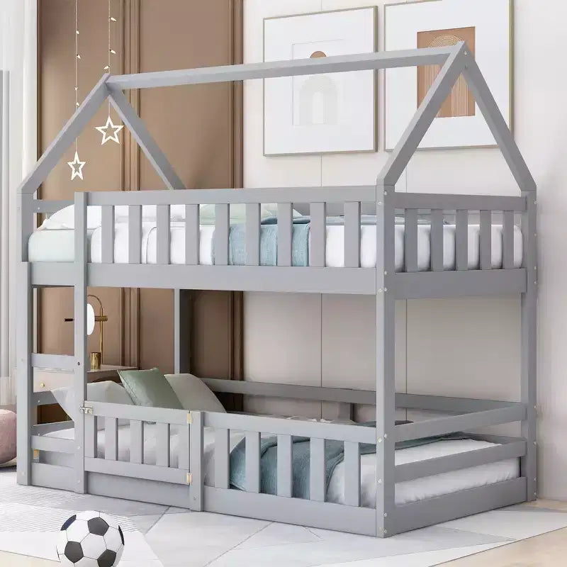 Letto a castello a forma di casetta con recinzione, porta e scala, con due letti singoli sovrapposti
