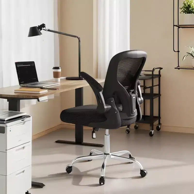 Sedia da ufficio ergonomica in rete con braccioli ribaltabili e supporto lombare regolabile