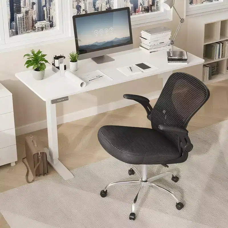 Sedia da ufficio ergonomica in rete con braccioli ribaltabili e supporto lombare regolabile