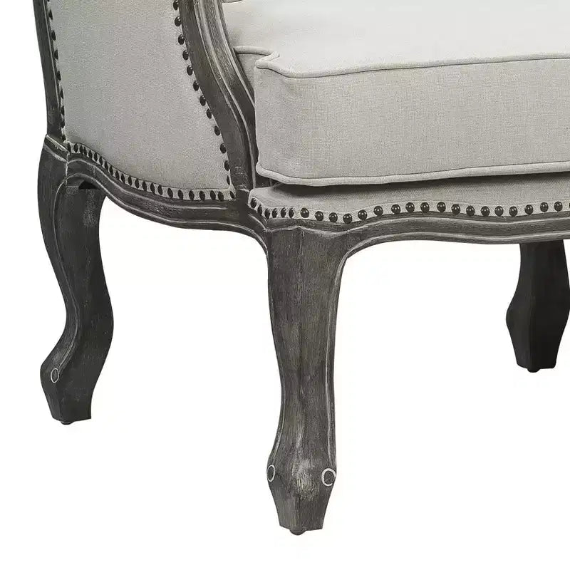Divanetto in lino color crema da 56" con struttura in legno e borchie decorative