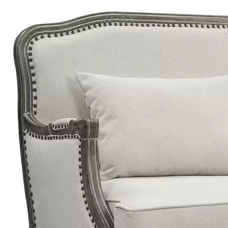 Divanetto in lino color crema da 56" con struttura in legno e borchie decorative