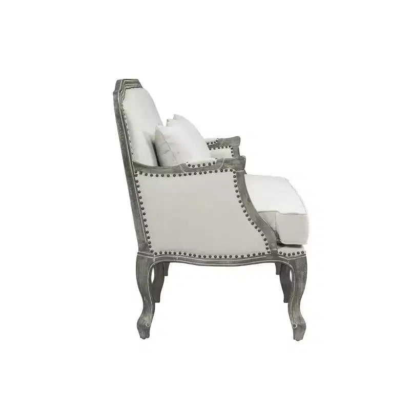 Divanetto in lino color crema da 56" con struttura in legno e borchie decorative